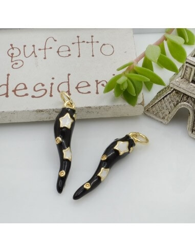 Ciondolo cornetto portafortuna colore oro in ottone 32 x 6 mm 1 pz per le  tue creazioni!! - Gioie d'Oriente